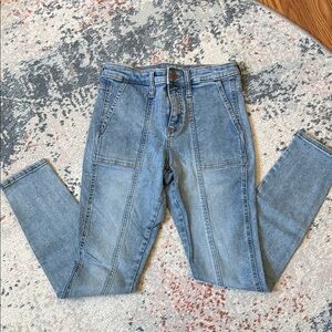 Universal Thread 0/25R Light Wash High-Rise Panel Seam Jeans